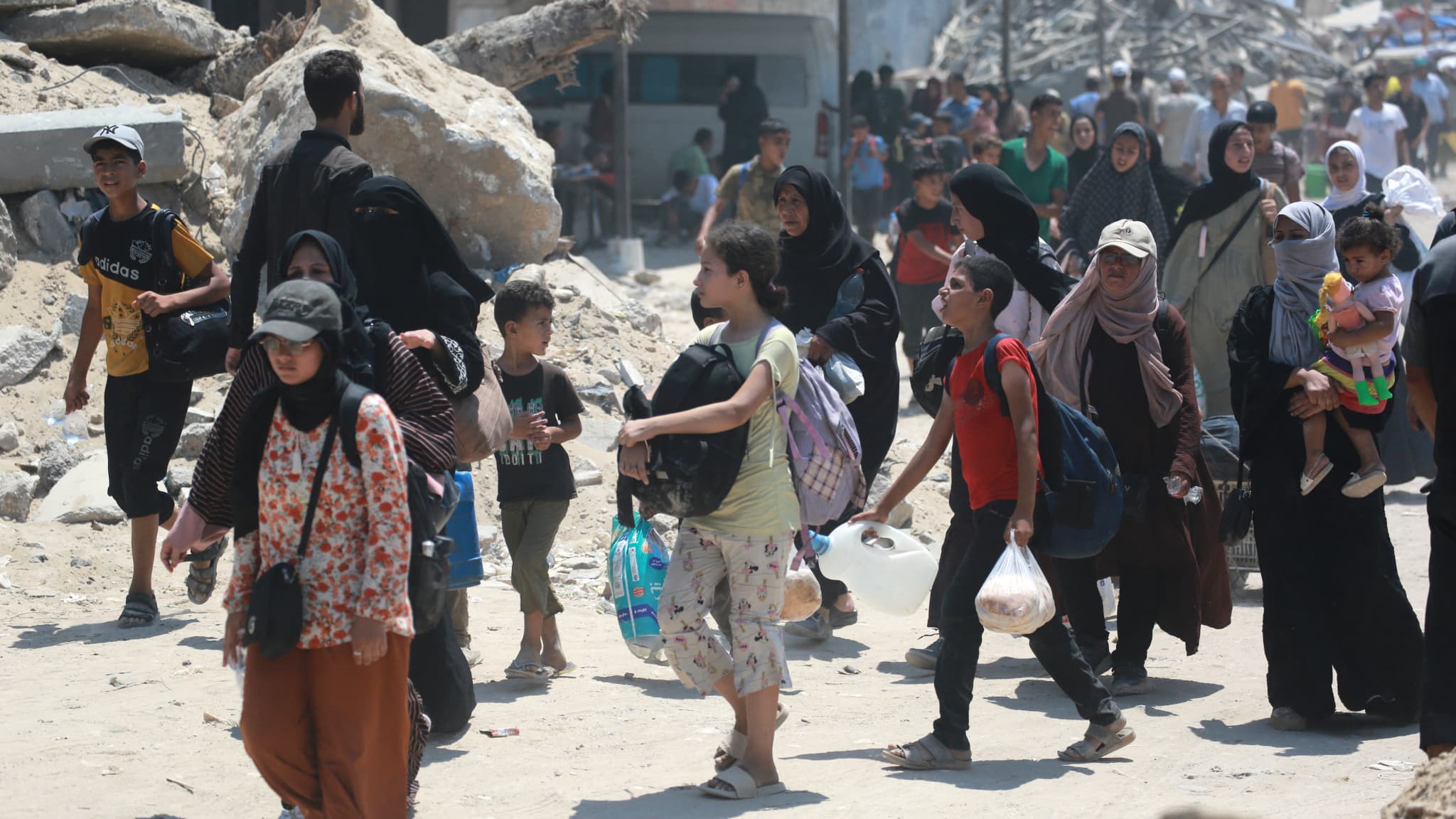 Des civils palestiniens quittent les quartiers est de Khan Younès, dans le sud de la bande de Gaza, après les ordres d'évacuation de l'armée israélienne, le 22 juillet 2024
