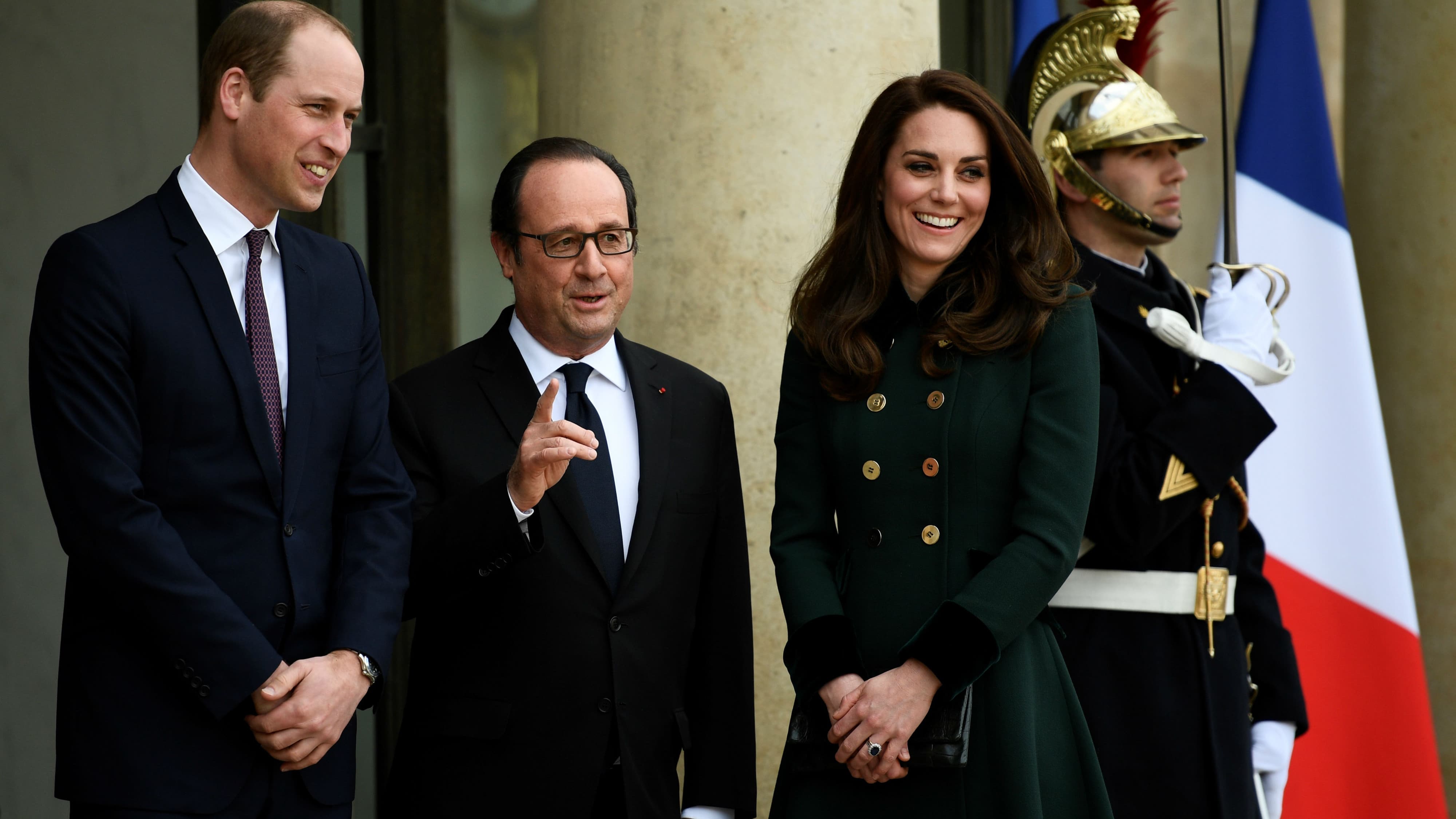 Le prince William et Kate Middleton accueillis à l'Elysée par François Hollande, le 17 mars 2017 Le prince William et Kate Middleton accueillis à l'Elysée par François Hollande, le 17 mars 2017