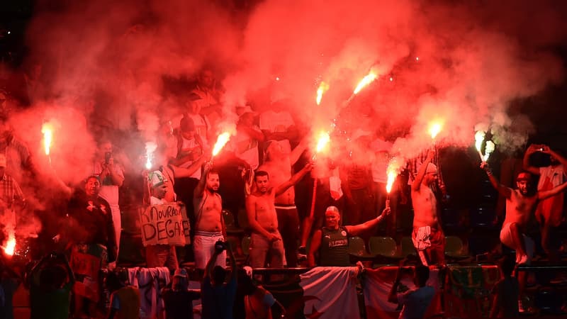 Des fumigènes dans un stade en Algérie