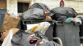 Les sacs poubelles s'entassent dans les rues de Marseille.