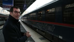 Le PDG de la SNCF, Jean-Pierre Farandou, assiste à l'arrivée du train de nuit Berlin-Paris à la Gare de l'Est, à Paris, le 12 décembre 2023