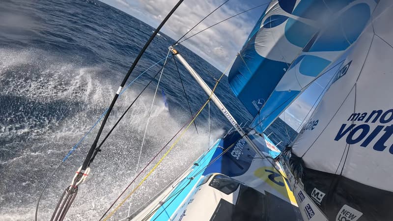Photo prise à bord de l'IMOCA Groupe Dubreuil de Sébastien Simon aligné sur le Vendée Globe 2024