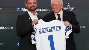 Le propriétaire des Dallas Cowboys Jerry Jones (à droite) présente le patron de Blockchain.com Peter Smith (à gauche), après l'annonce d'un important partenariat, le 13 avril 2022 à Frisco au Texas