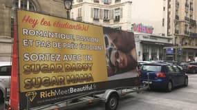 Le panneau publicitaire de RichMeetBeautiful à Paris en octobre 2017.