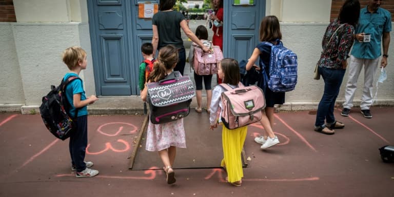 Parents et enfants arrivent à l'école primaire Jules Julien Toulouse, sud de la France, le 22 juin 2020