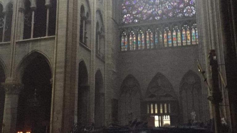 EN VIDÉO - Incendie à Notre-Dame de Paris: les premières images de l'intérieur de la cathédrale