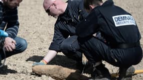 Une équipe de déminage déterre un obus de la Première guerre mondiale, découvert dans un champ agricole à Aspach-le-Bas, dans le Haut-Rhin, le 9 avril 2014. (Photo d'illustration)