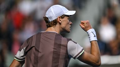 Jannik Sinner célèbre sa victoire face à Novak Djokovic en demi-finale de l'Open d'Australie (6-1, 6-2, 6-7, 6-3), le 26 janvier 2024