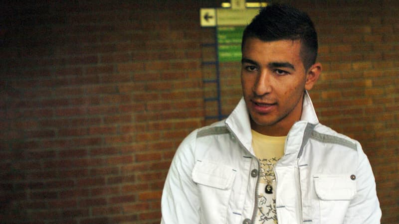 Muhittin Altun, seul rescapé parmi les jeunes électrocutés dans un transformateur à Clichy-sous-Bois, événement déclencheur des émeutes de l'hiver 2005, pose, en août 2006 au palais de justice de Bobigny, avant de comparaître devant le tribunal correctionnel pour avoir caillassé une voiture de police
