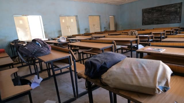 Une salle de classe désertée avec les affaires des lycéens enlevés à Kankara, au Nigeria le 15 décembre 2020