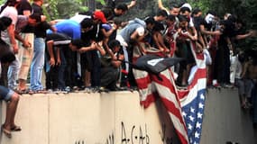 A l'ambassade du Caire, des hommes ont arraché le drapeau américain pour le déchirer.