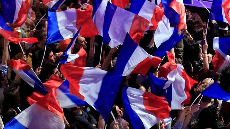 Partisans de Nicolas Sarkozy au palais de la Mutualité, à Paris. Responsables et militants de l'UMP veulent croire que la victoire de Nicolas Sarkozy reste possible malgré la deuxième place de leur champion, devancé dimanche au premier tour par François H