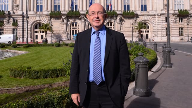 Jean Germain en octobre 2013, devant l'hôtel de ville de Tours.