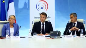 Le président de la République Emmanuel Macron préside une cellule interministérielle de crise après les émeutes liées à la mort de Nahel, le 30 juin 2023.
