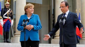 François Hollande et Angela Merkel en conférence de presse commune au palais de l'Elysée, à Paris, après avoir fait le point sur les grands sujets sur lesquels ils souhaitent converger. Le couple franco-allemand, flanqué de l'Italie et de l'Espagne, sera