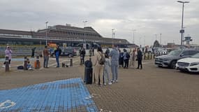 Des passagers des l'aéroport de Strasbourg-Entzheim, évacué ce mercredi 18 octobre 2023.