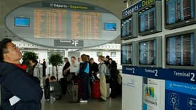 A l'aéroport de Roissy, vendredi matin. Le trafic aérien sera encore très perturbé ce samedi en France, où 26 aéroports, dont les trois de la région parisienne et celui de Lyon, seront fermés à cause du nuage de cendres volcaniques venu d'Islande. /Photo