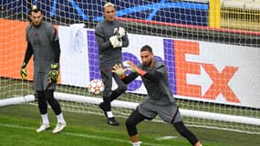 Gianluigi Donnarumma et Keylor Navas à l'échauffement du PSG