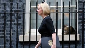 Le Premier ministre britannique, Liz Truss, quitte le 10 Downing Street, dans le centre de Londres, le 9 septembre 2022.
