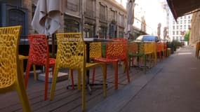 Les clients désertent les terrassent des restaurants à cause des fortes chaleurs.