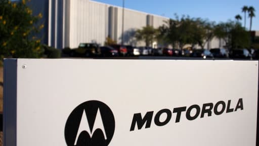 Motorola, désormais propriété de Google, lance un smartphone milieu de gamme face à Apple.