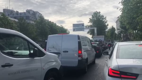 À Neuilly-sur-Seine, l'avenue du Général de Gaulle est saturée entre La Défense et la porte Maillot.