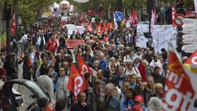 Entre 15 000 et 50 000 personnes ont défilé mardi à Paris entre République et Nation, pour la défense des retraites et les salaires.