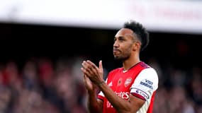 Pierre-Emerick Aubameyang applaudit les supporters d'Arsenal, le 7 novembre 2021