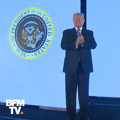  Quand une parodie du sceau présidentiel apparaît derrière Donald Trump 