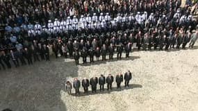 Manuel Valls, François Hollande et Bernard Cazeneuve ont respecté une minute de silence en hommage aux policiers tués. 