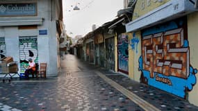 Une rue commerçante d'Athènes désertée à l'occasion d'une grève générale. Les Grecs ont débrayé jeudi pour la seconde fois en trois semaines, dans l'espoir de montrer aux dirigeants européens réunis à Bruxelles qu'une nouvelle coupe dans leurs salaires et