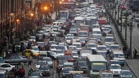 Embouteillages dans le centre du Caire. Les Egyptiens tentent ce dimanche de reprendre le cours de leur vie quotidienne dans un pays qu'ils ont pourtant bouleversé deux jours plus tôt en obtenant le départ d'Hosni Moubarak après quasiment 30 années de pou