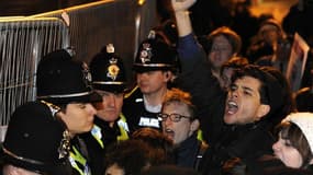 Dominique Strauss-Kahn, a dû être évacué dans une voiture de police pour échapper à des manifestants qui l'attendaient à la sortie d'une conférence donnée dans la prestigieuse université britannique de Cambridge, vendredi. Ils protestaient contre la venue