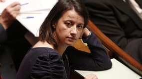 La ministre du Logement, Cécile Duflot, a assuré qu'elle souhaitait "sortir de la solution hôtelière" et utiliser tous les dispositifs disponibles pour loger des familles menacées d'expulsion dans des hôtels parisiens. "Une trentaine de famille n'ont pas