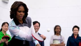 Michelle Obama joue au ping-pong sous les regards de sa fille Sasha et de Peng Liyuan, la Première dame chinoise.