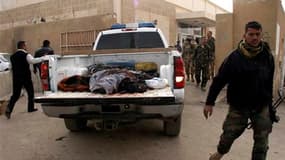 Corps transportés à l'arrière d'un pick-up vers la morgue de l'hôpital de Samarra. Au moins 28 personnes ont été tuées samedi et 24 ont été blessées dans un attentat suicide qui visait des pèlerins chiites à Samarra en Irak. /Photo prise le 12 février 201