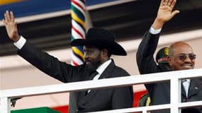 Le président du Soudan du Sud Salva Kiir (à gauche) et le président du Soudan Omar Hassan al-Bachir à Djouba, lors de la cérémonie officielle de proclamation d'indépendance. A minuit, la République du Soudan du Sud, pays en voie de développement producteu