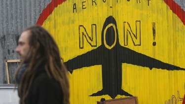 Une chaîne humaine regroupant quelque 40.000 manifestants selon les organisateurs, 12.000 selon la préfecture, s'est formée samedi à Notre-Dame-des-Landes pour protester contre le projet d'aéroport international prévu sur cette commune située à une vingta