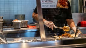 Un employé dans un restaurant Chipotle Mexican Grill le 26 avril 2023 à Austin, Texas. (photo d'illustration)