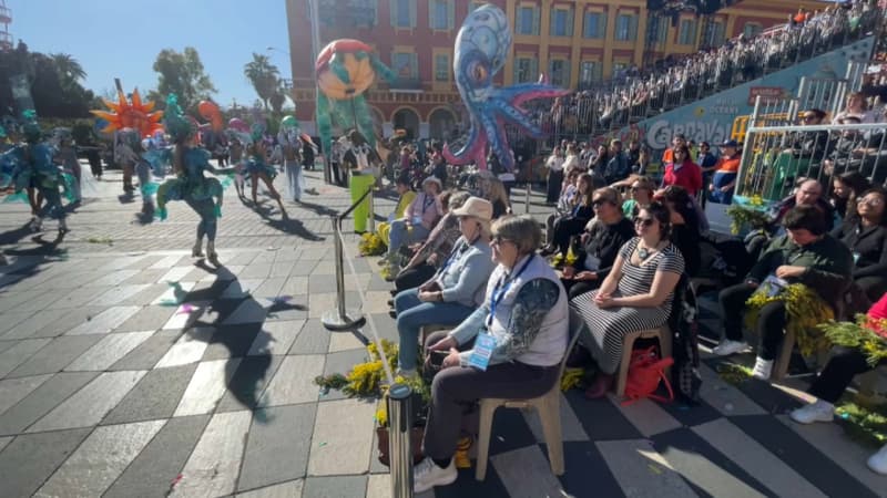 Depuis 2024, le carnaval de Nice propose au public malvoyant des défilés en audiodescription, comme ici le 26 février 2025 sur la place Masséna.