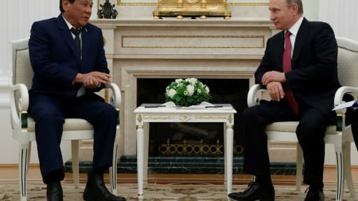 Le président russe Vladimir Poutine (D) avec le président philippin Rodrigo le 23 mai 2017 à Moscou Le président russe Vladimir Poutine (D) avec le président philippin Rodrigo le 23 mai 2017 à Moscou