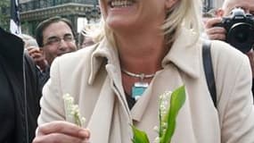 Forte d'une percée dans les intentions de vote pour la présidentielle de 2012, Marine Le Pen a le vent en poupe alors que la campagne pour élire le successeur de Jean-Marie Le Pen démarrera le 1er septembre. /Photo prise le 1er mai 2010/REUTERS/Thomas Sam