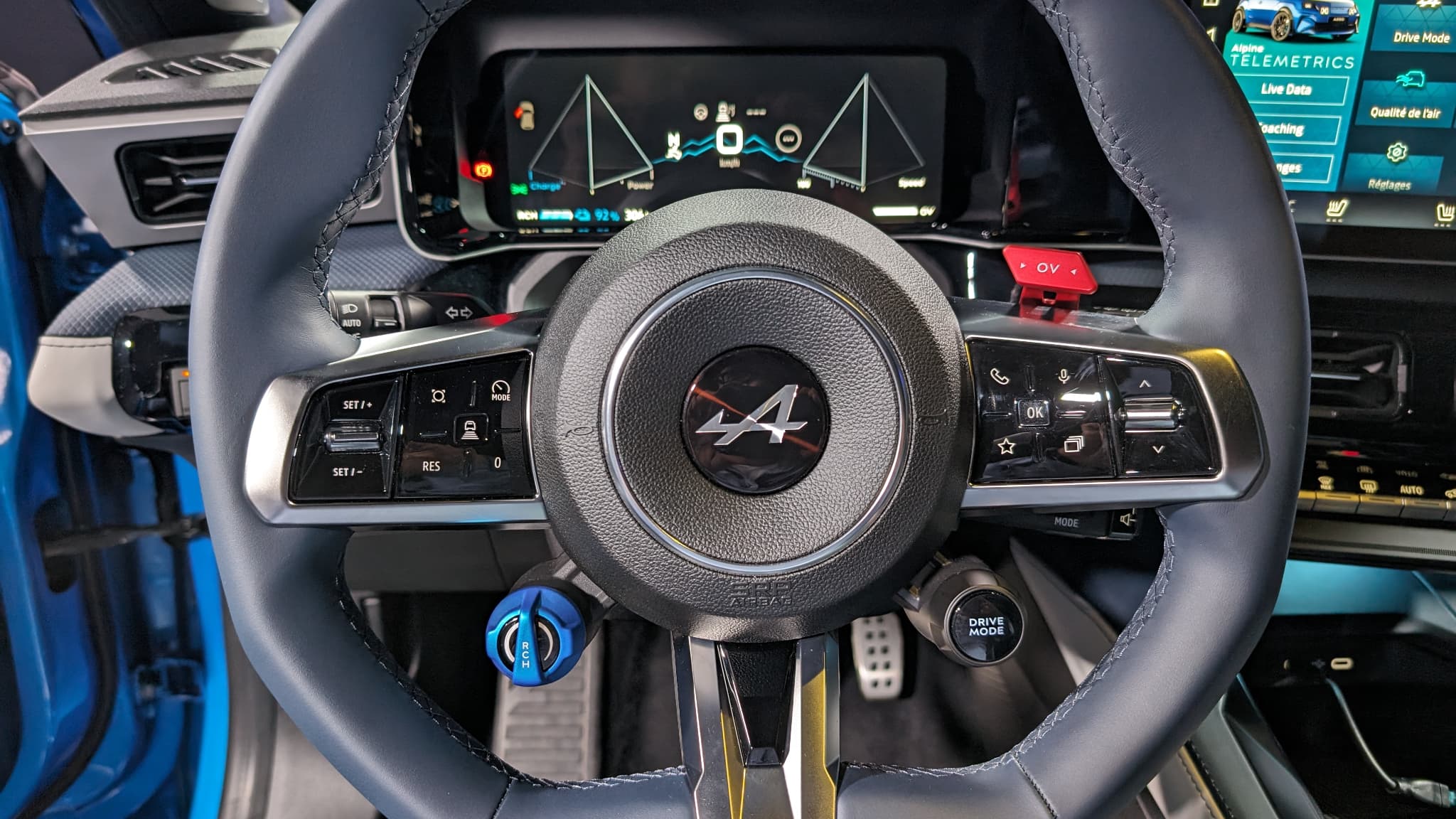 Le volant de l'Alpine A290 avec ses boutons "OV" et "RCH" Le volant de l'Alpine A290 avec ses boutons "OV" et "RCH"
