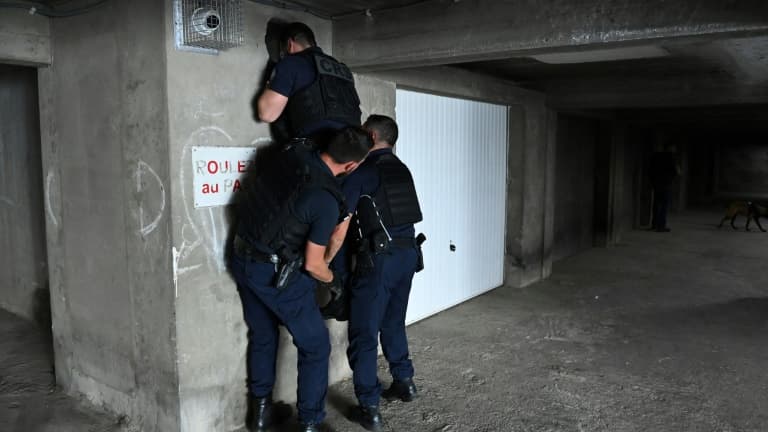 Des policiers fouillent une cave dans le quartier Pissevin à Nîmes, une cité minée par les trafics de drogue, le 12 octobre 2023