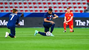 Kylian Mbappé et Antoine Griezmann ont posé le genou à terre avant le match amical face au pays de Galles, le 2 juin dernier