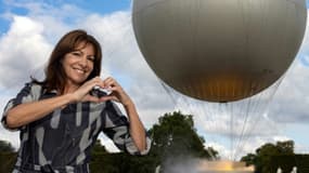 La maire socialiste de Paris, Anne Hidalgo devant la vasque des Jeux olympiques et paralympiques de Paris 2024 dans le jardin des Tuileries, à Paris, le 7 août 2024