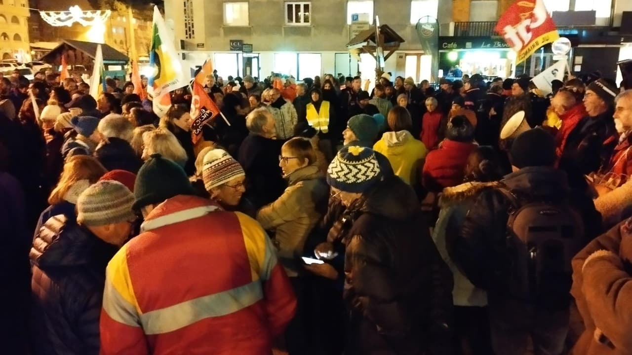Un rassemblement contre la réforme des retraites s'est déroulé ce 16 février à Briançon dans la soirée.