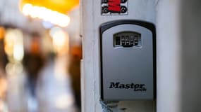 Une boîte à clés sécurisée installée à l'entrée d'un immeuble à Paris, le 31 janvier 2025