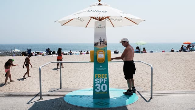 Un distributeur gratuit de crème solaire FPS 30, le 22 août 2018 sur Rockaway Beach à New York.