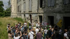 Des opposants au projet très contesté de l'autoroute A69 Toulouse-Castres tiennent une conférence de presse près de Maurens-Scopont, dans le Tarn, le 5 juillet 2025 